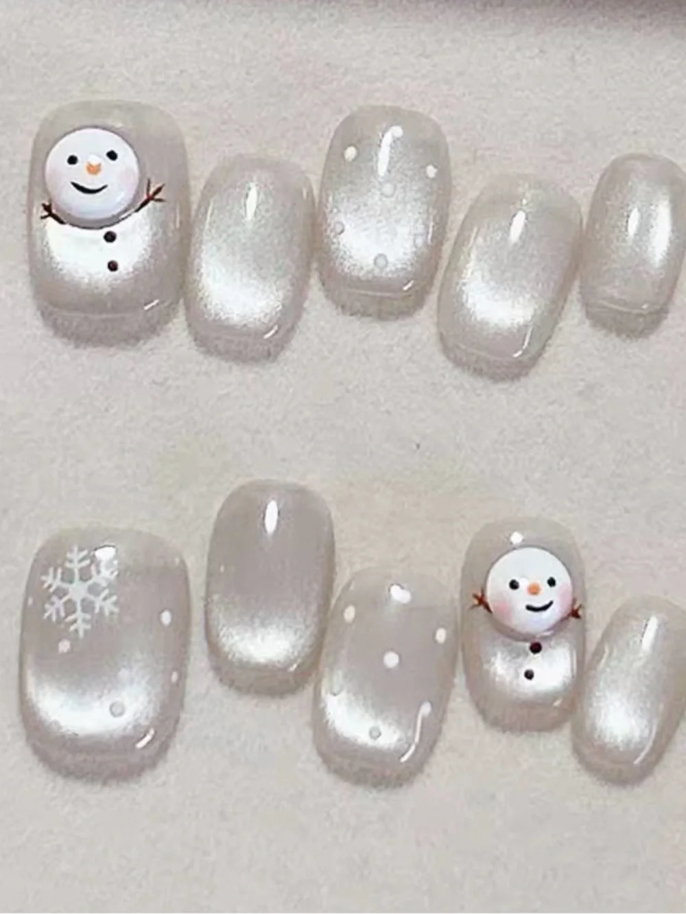 Mois Studio Pearlescent White Snowman & Snowflake Press-On Nails size M